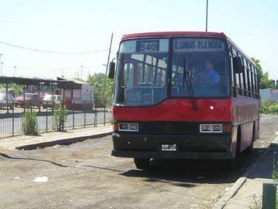 Por reiterados despidos, paralizan l�neas de colectivos comunales