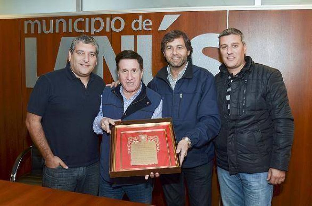EL INTENDENTE DE LAN�S DAR�O D�AZ P�REZ CON DIRIGENTES DEL CLUB ATL�TICO TALLERES