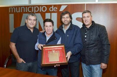 EL INTENDENTE DE LAN�S DAR�O D�AZ P�REZ CON DIRIGENTES DEL CLUB ATL�TICO TALLERES