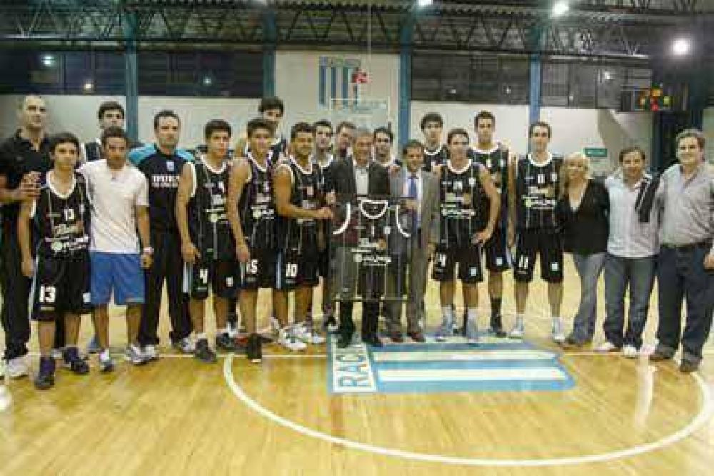 Ferraresi particip� del lanzamiento de la nueva camiseta de b�squet de Racing