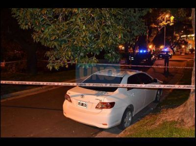 Cinematogr�fica persecuci�n: rob� un auto, choc� a una motociclista, se tir� por una barranca del Parque y huy�