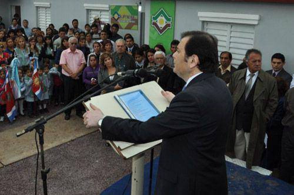 El gobernador inaugur� numerosas obras en el departamento Banda