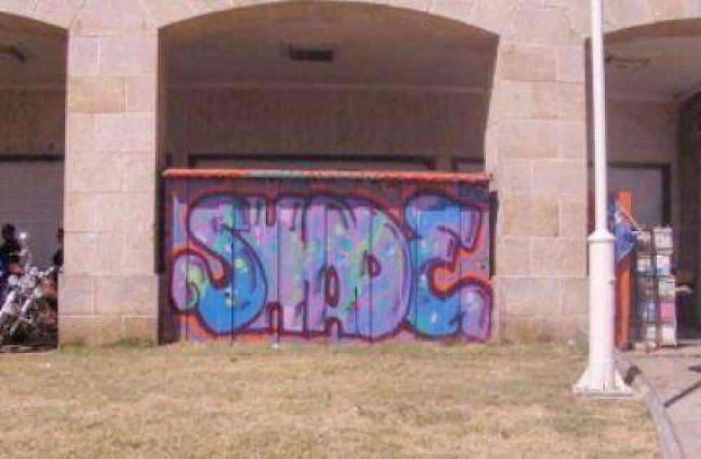 Proponen responsabilizar a los padres de aquellos menores que ensucien frente con pintadas