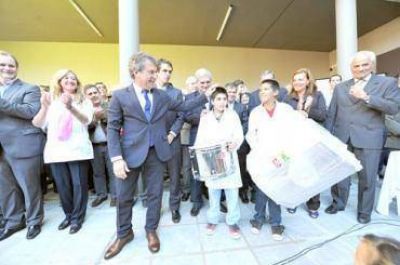 Urribarri inaugur� un nuevo edificio escolar en la ciudad de Concordia