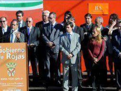 Scioli inaugur� escuelas descentralizadas de Polic�a en Rojas y Ramallo