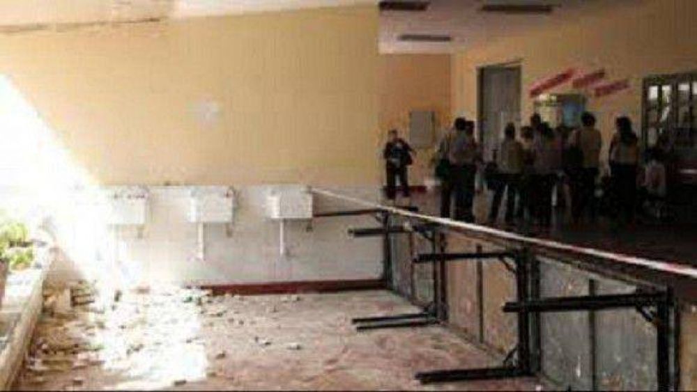 Opositores reclaman informes por el derrumbe en una escuela