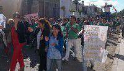 M�dicos Comunitarios contin�an con la medida de fuerza