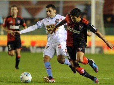 Newell's tuvo actitud y f�tbol, pero sus errores lo hicieron perder la punta