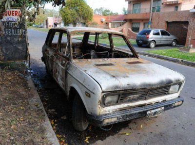 Otros dos rodados fueron quemados por desconocidos en una noche