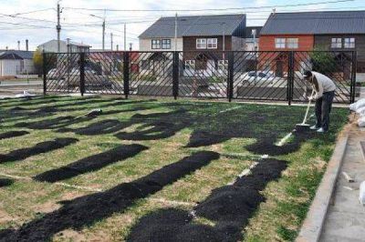 Pusieron el c�sped sint�tico a la nueva cancha de la plaza del barrio CGT