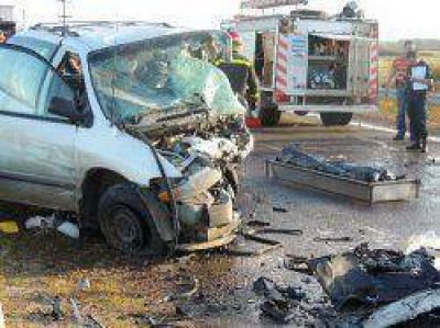 Choque frontal dej� un muerto y siete heridos