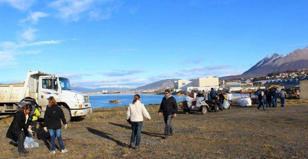 Nueva jornada de limpieza costera: se sacaron 6 contenedores y 4 camiones de basura