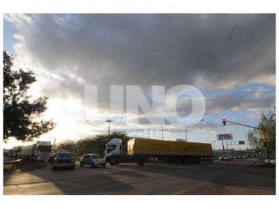 Comerciantes de Avenida Blas Parera denuncian el paso de camiones