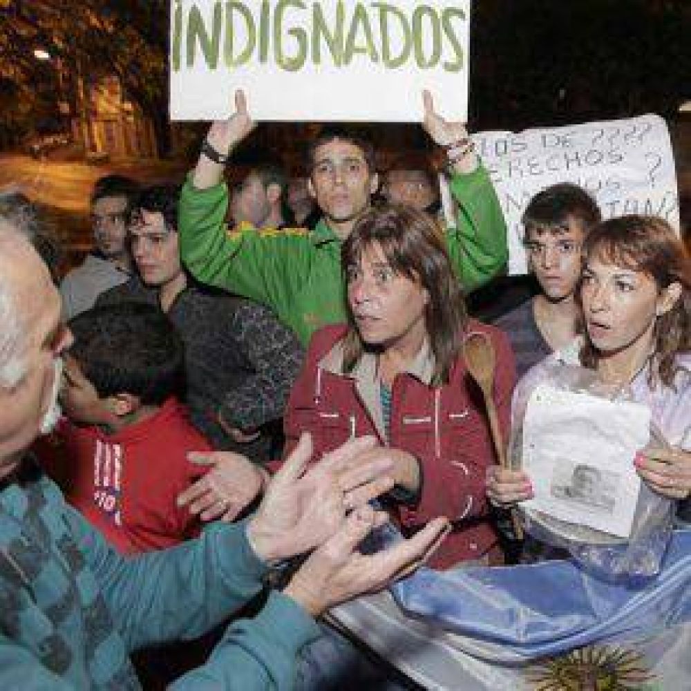 Un centenar de vecinos reclamaron justicia por el crimen del polic�a