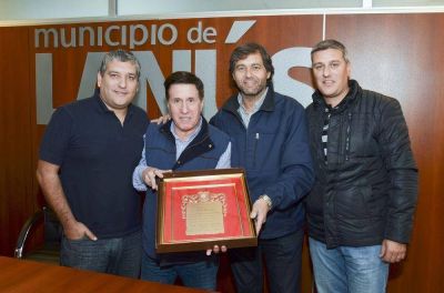 EL INTENDENTE DE LAN�S DAR�O D�AZ P�REZ CON DIRIGENTES DEL CLUB ATL�TICO TALLERES