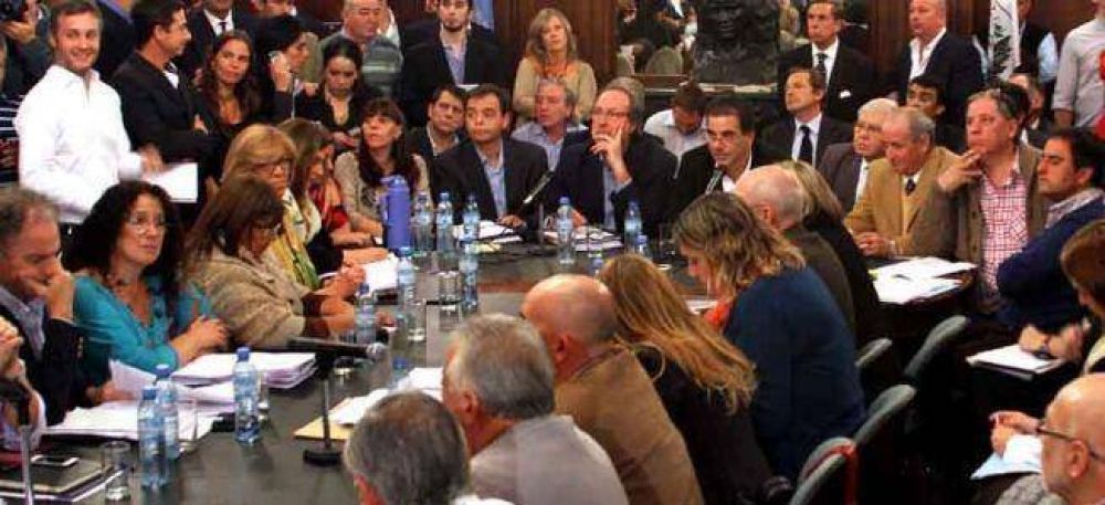 Represi�n en el Borda: Arranc� la interpelaci�n y Chain le ech� la culpa a Montenegro