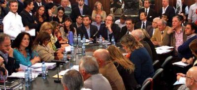 Represi�n en el Borda: Arranc� la interpelaci�n y Chain le ech� la culpa a Montenegro