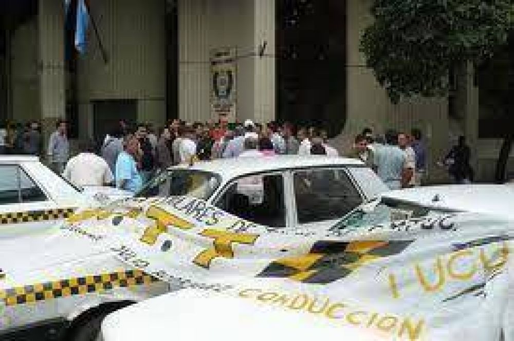Taxistas se concentrar�n en el parque y amenazan con bloqueos