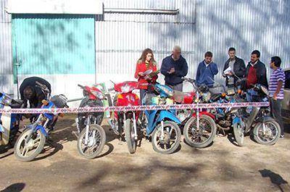 Instituciones educativas recibieron motos secuestradas que fueron dadas de baja