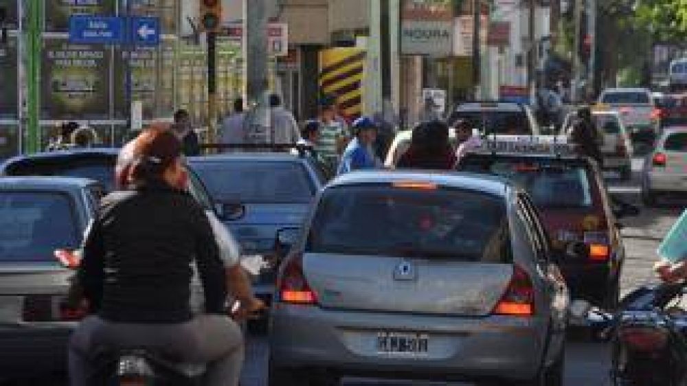 Caos vehicular en el microcentro por protestas simult�neas