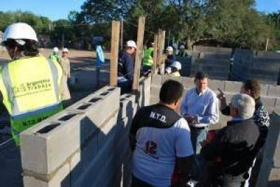 El presidente del IPDUV supervis� las obras del Barrio Timb�