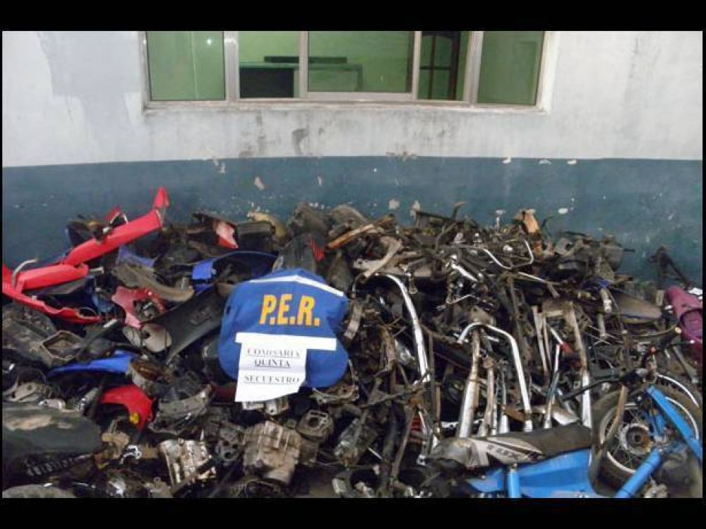 La polic�a secuestr� un arsenal y centenares de motopartes
