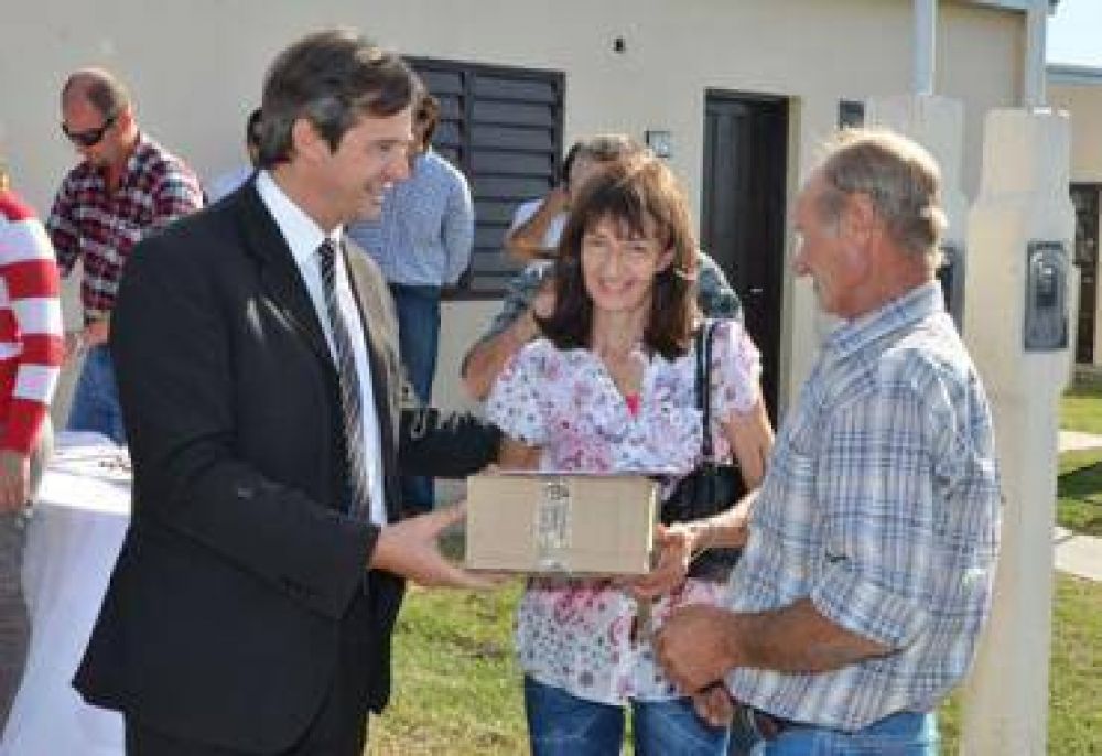 Veintis�is familias de Maci� accedieron a su vivienda propia