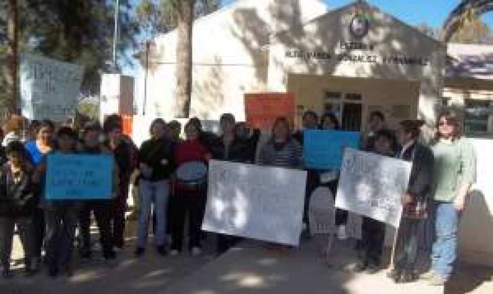 J�chal: 3 escuelas sin clases porque padres y alumnos las tomaron