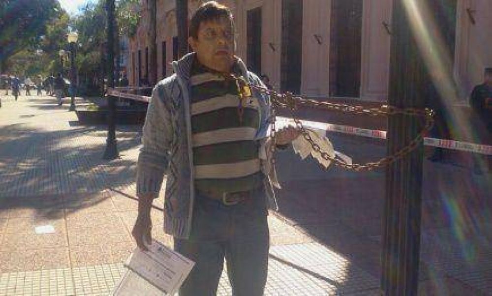 Se encaden� en Casa de Gobierno pidiendo la libertad de su hijo