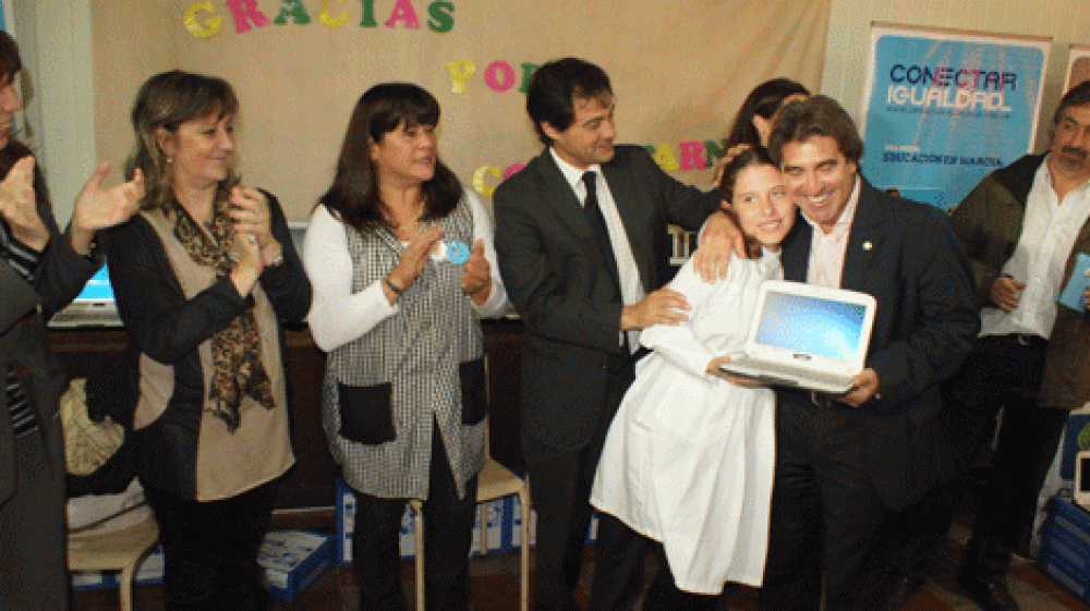 Anses entreg� ayer otras 90 computadoras en la Escuela Especial 503 