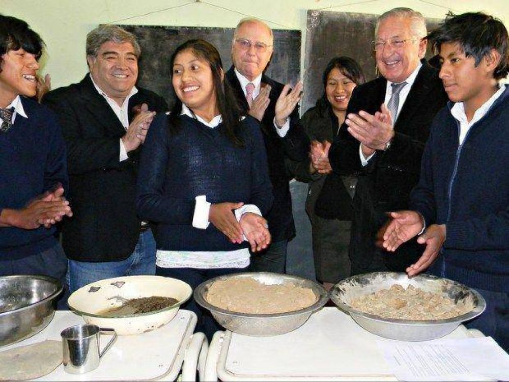 El gobernador festej� ayer con los lavadores de oro pune�os