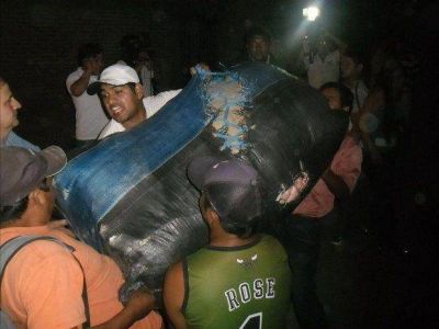 Allanamiento, piedras, toma de rehenes y ning�n detenido