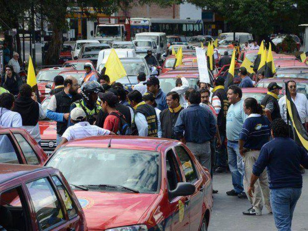 Taxistas exigen que saquen a los ilegales