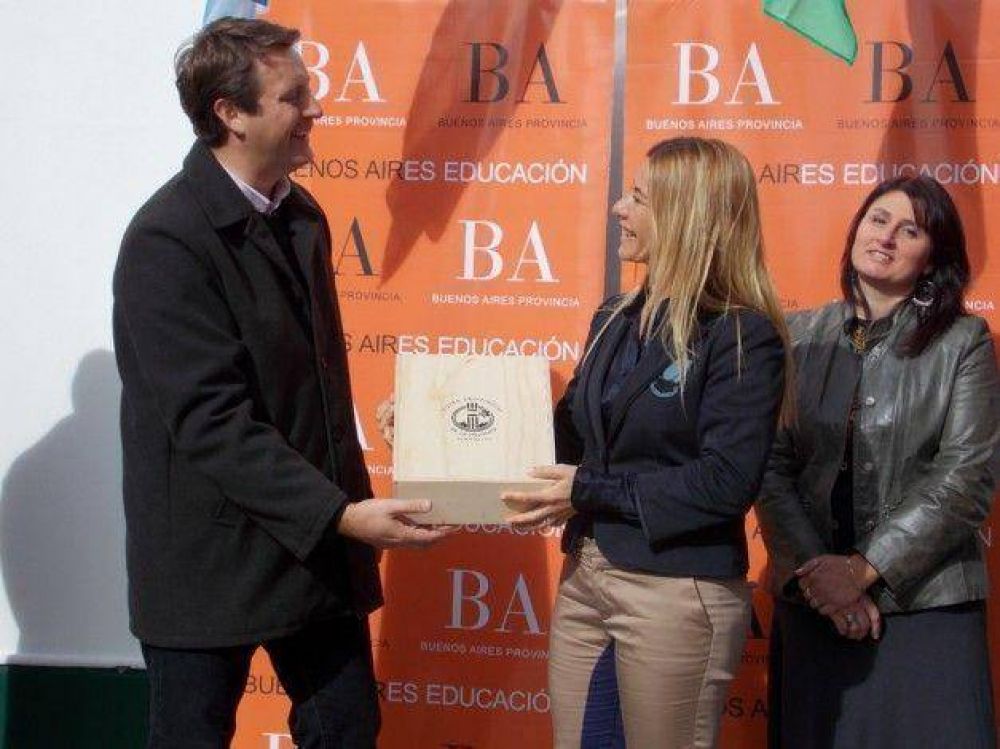 Felicidad en la inauguraci�n de la Escuela Secundaria T�cnica