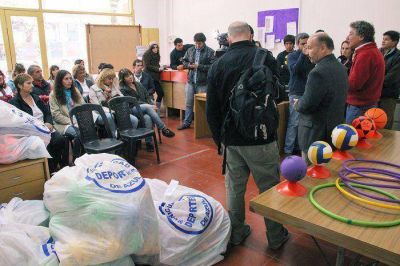 Nueva entrega de material deportivo a escuelas del Distrito