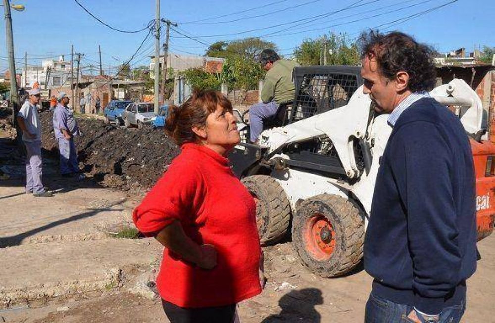 Gabriel Katopodis recorri� obras de extensi�n de la red de agua potable