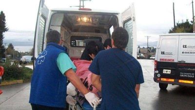 Mujer embarazada fue asistida en el Hospital tras colisionar el auto en el que viajaba