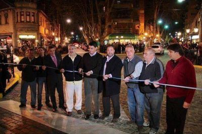 Se inaugur� el remodelado centro comercial del bajo en Vicente L�pez