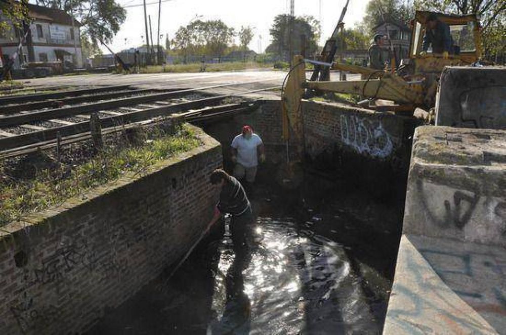El municipio contin�a con la limpieza de desag�es pluviales 