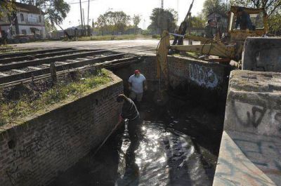 El municipio contin�a con la limpieza de desag�es pluviales 