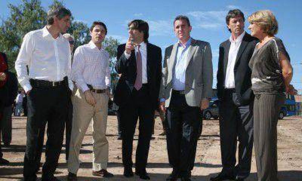 Con Bossio en Mendoza, el plan Procrear lleg� con 940 viviendas para Maip�