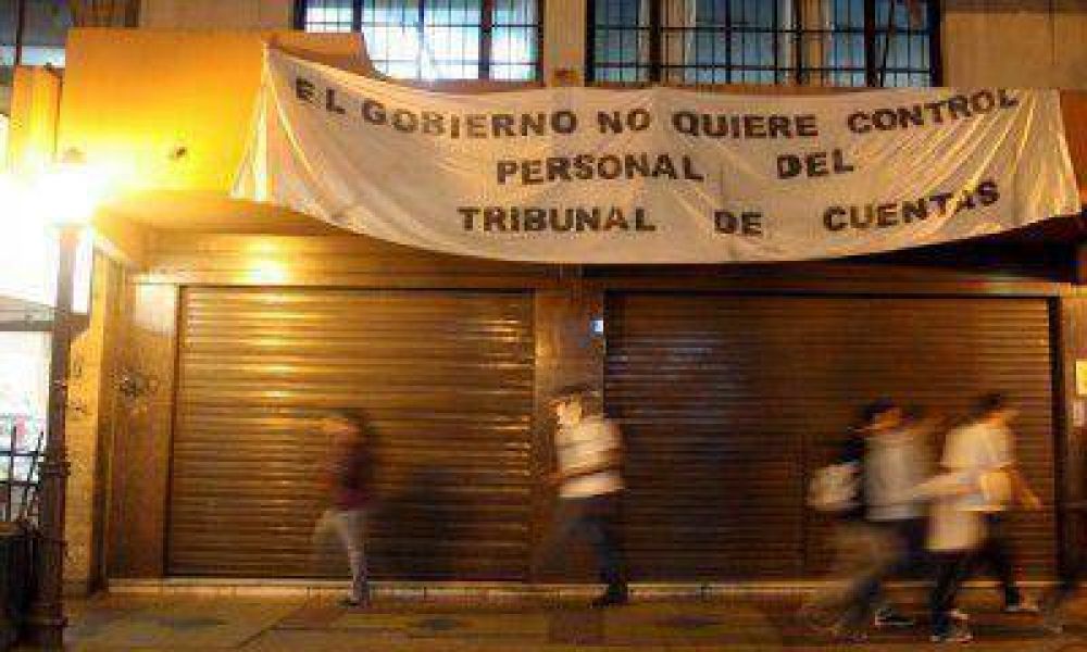 Impiden entrar a funcionarios y empleados al Tribunal de Cuentas de la provincia