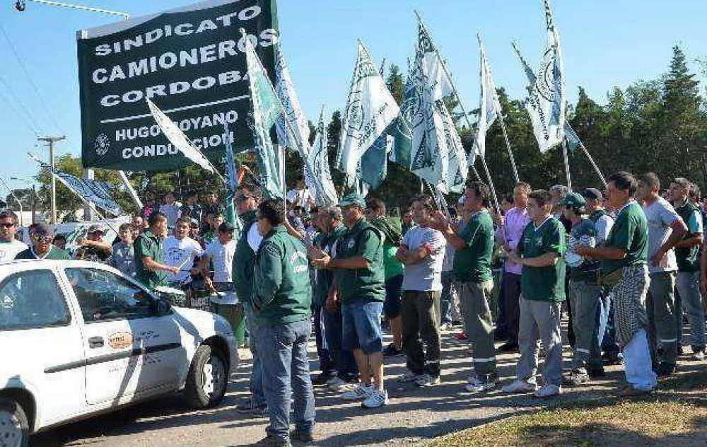 Camioneros amenaza con nacionalizar bloqueos a los s�per