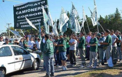 Camioneros amenaza con nacionalizar bloqueos a los s�per