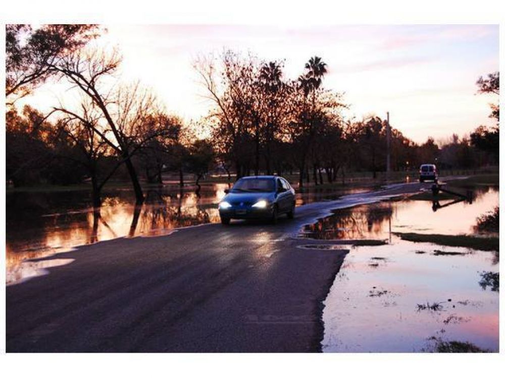 La crecida del r�o Gualeguaych� inund� el parque Unzu�