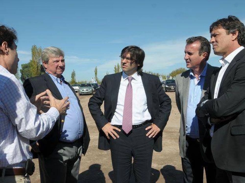 P�rez y Bossio adjudicaron los primeros terrenos del plan Pro.Cre.Ar en Maip�, con un clima peronista