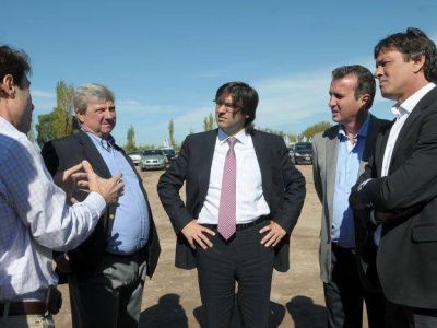 P�rez y Bossio adjudicaron los primeros terrenos del plan Pro.Cre.Ar en Maip�, con un clima peronista