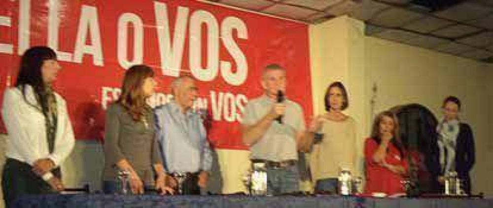 Francisco de Narv�ez junto a la rama femenina del denarvaismo realiz� un plenario en Avellaneda