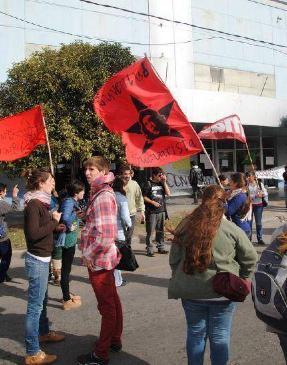 Toma del Consejo Escolar: �Minoridad nos amenaz� con hacernos desalojar por la polic�a�