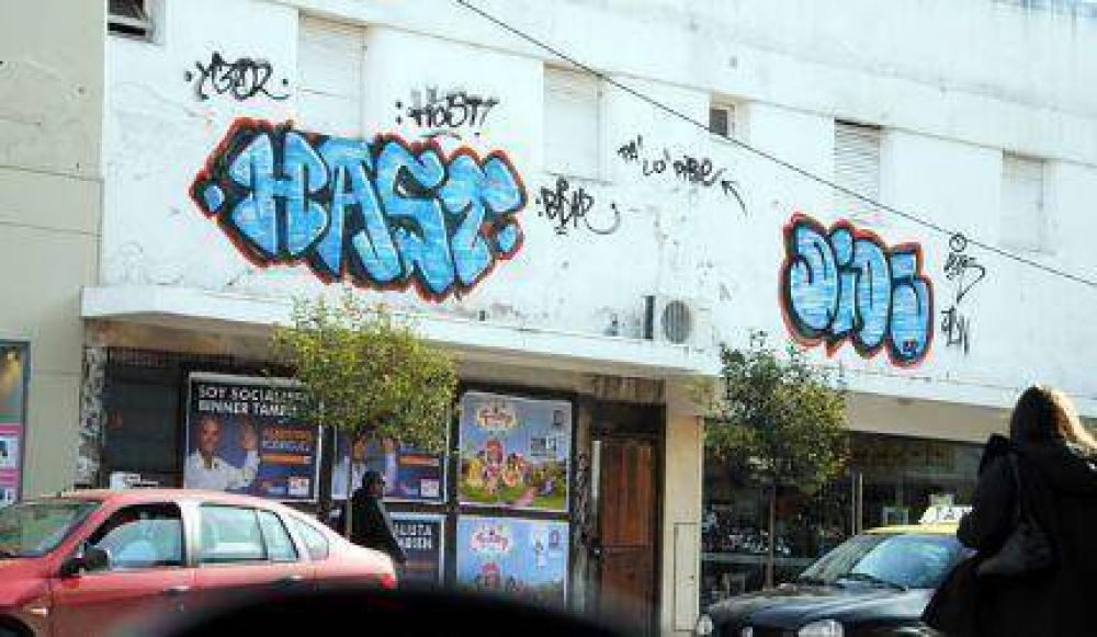 Lucchesi redobla la apuesta: Propone multar y arrestar a quienes ensucien paredes con sus pintadas